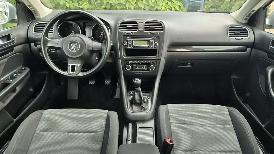 VOLKSWAGEN Golf -