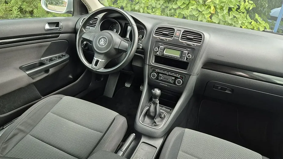 VOLKSWAGEN Golf -