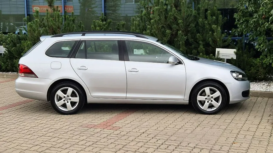 VOLKSWAGEN Golf -