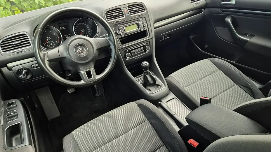 VOLKSWAGEN Golf -