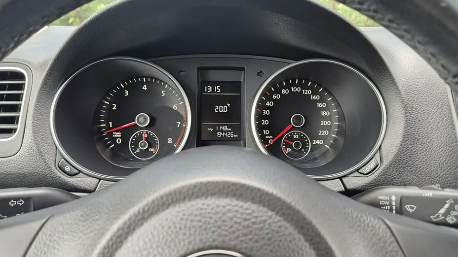 VOLKSWAGEN Golf -