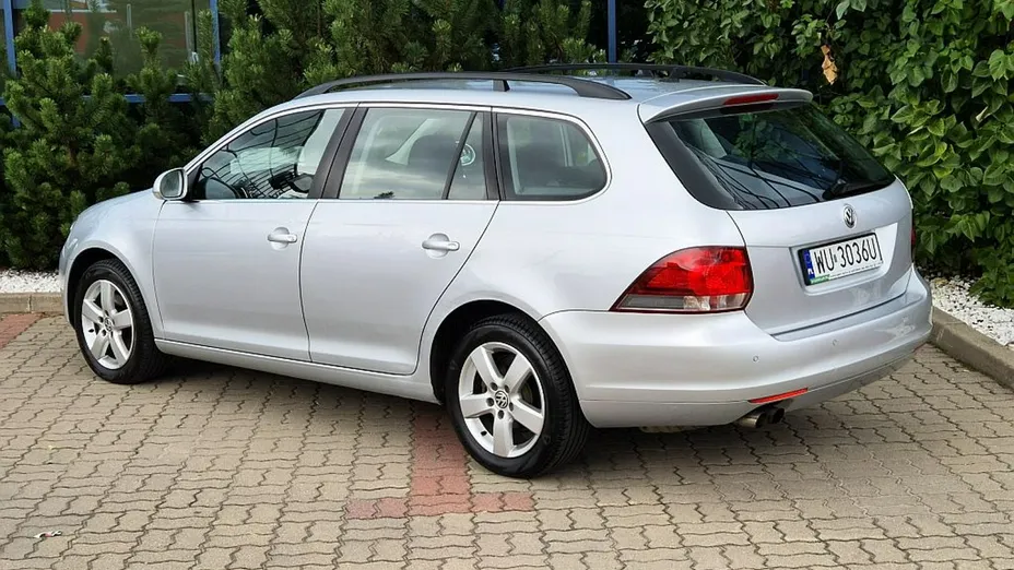 VOLKSWAGEN Golf -