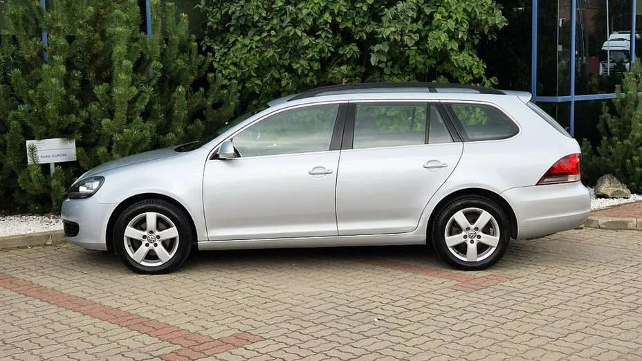VOLKSWAGEN Golf -