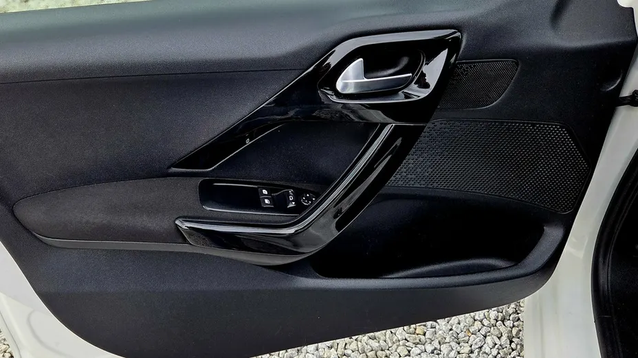 PEUGEOT 208 -