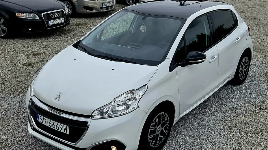 PEUGEOT 208 -