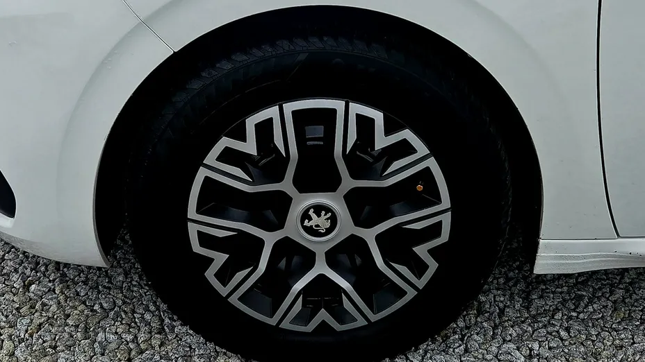 PEUGEOT 208 -