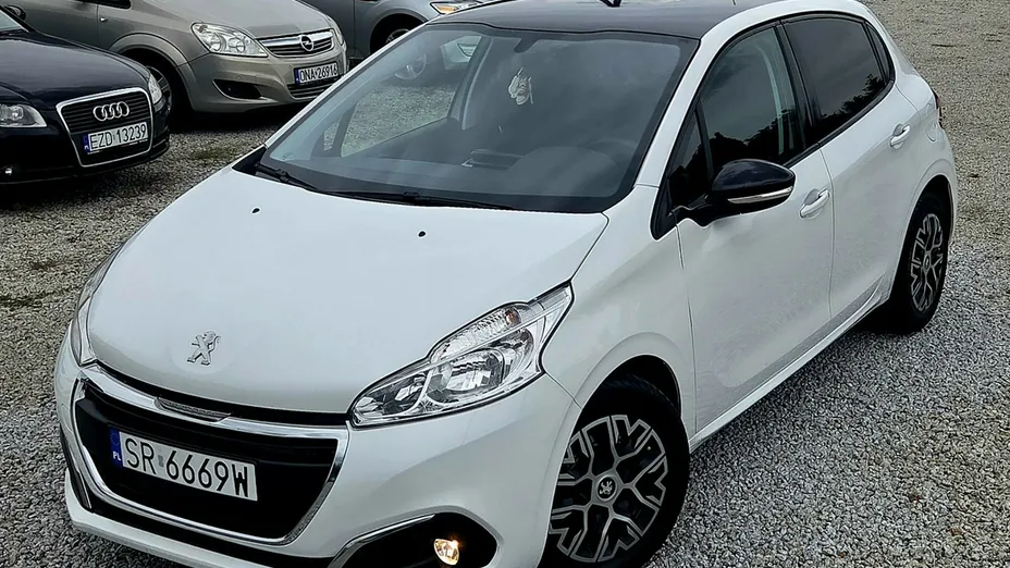 PEUGEOT 208 -