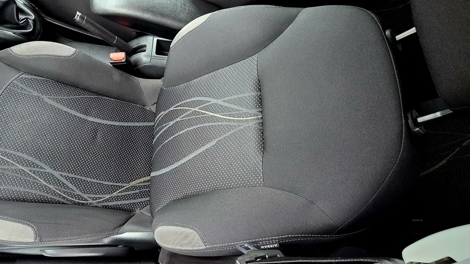 PEUGEOT 208 -