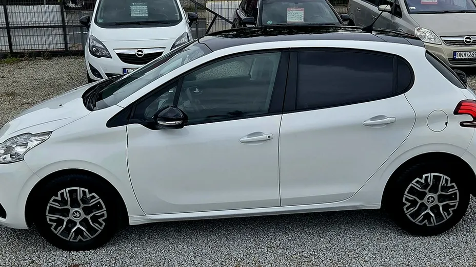 PEUGEOT 208 -