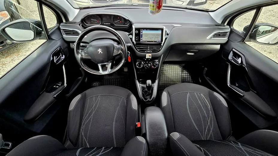 PEUGEOT 208 -