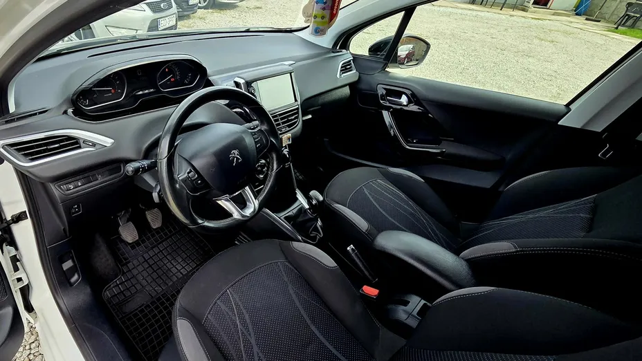 PEUGEOT 208 -