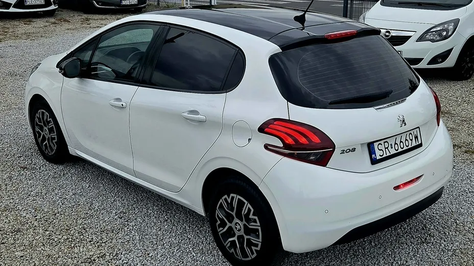 PEUGEOT 208 -