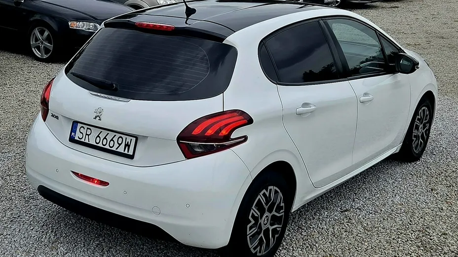 PEUGEOT 208 -
