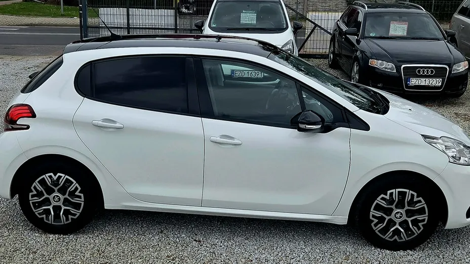 PEUGEOT 208 -