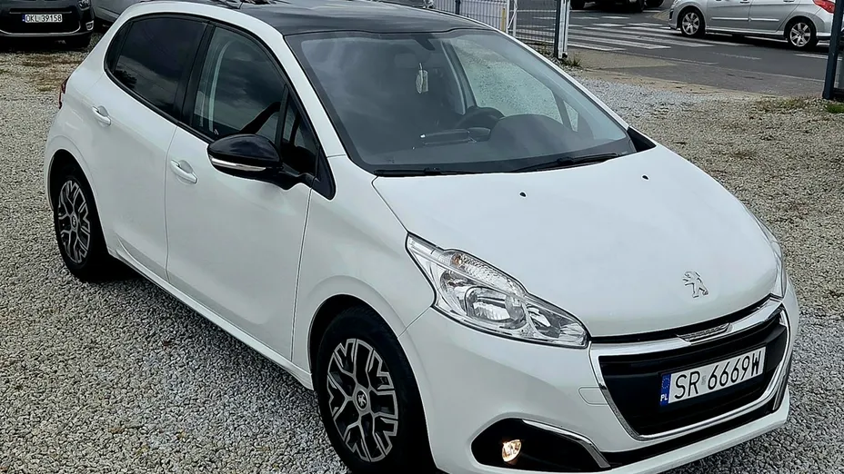 PEUGEOT 208 -