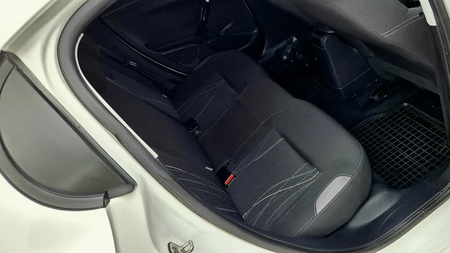 PEUGEOT 208 -