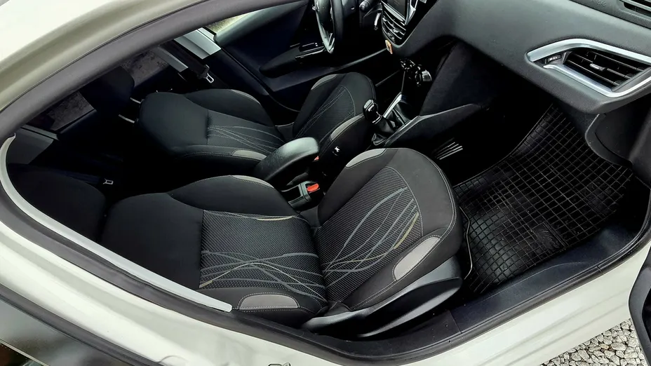 PEUGEOT 208 -