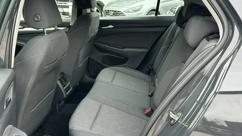 VOLKSWAGEN Golf -