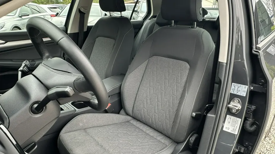 VOLKSWAGEN Golf -