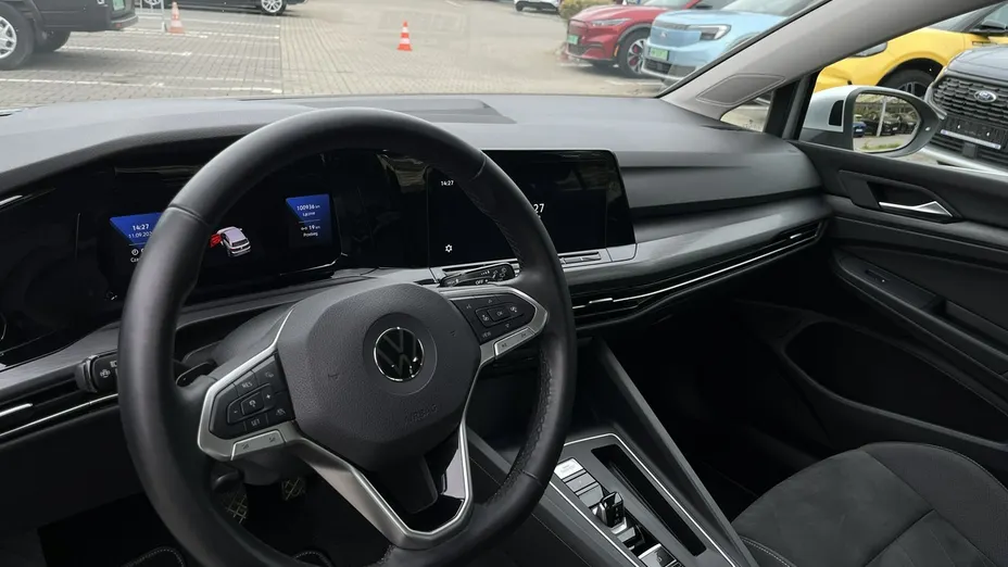 VOLKSWAGEN Golf -