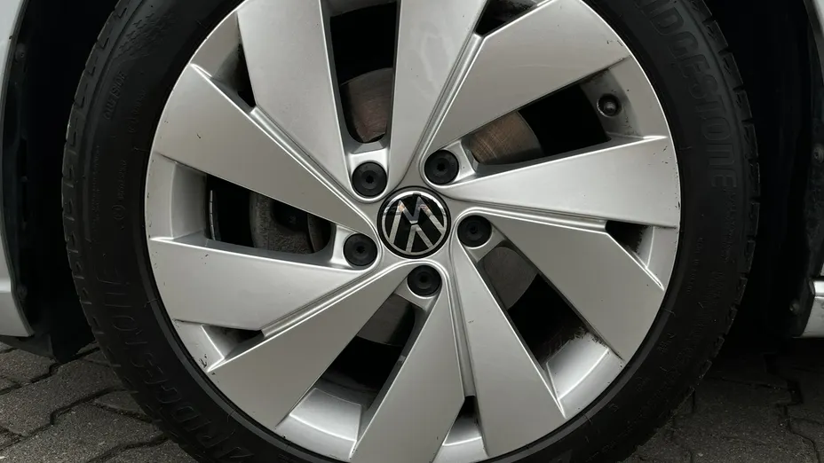 VOLKSWAGEN Golf -