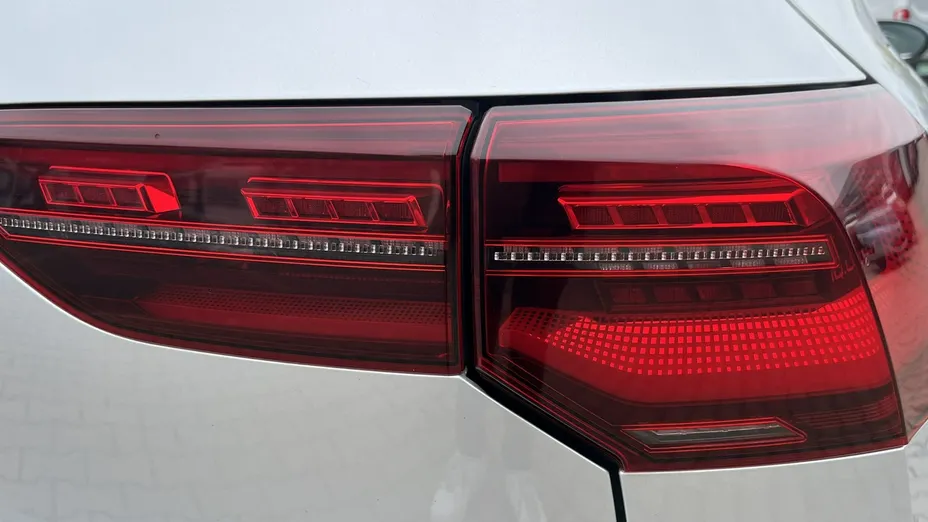 VOLKSWAGEN Golf -