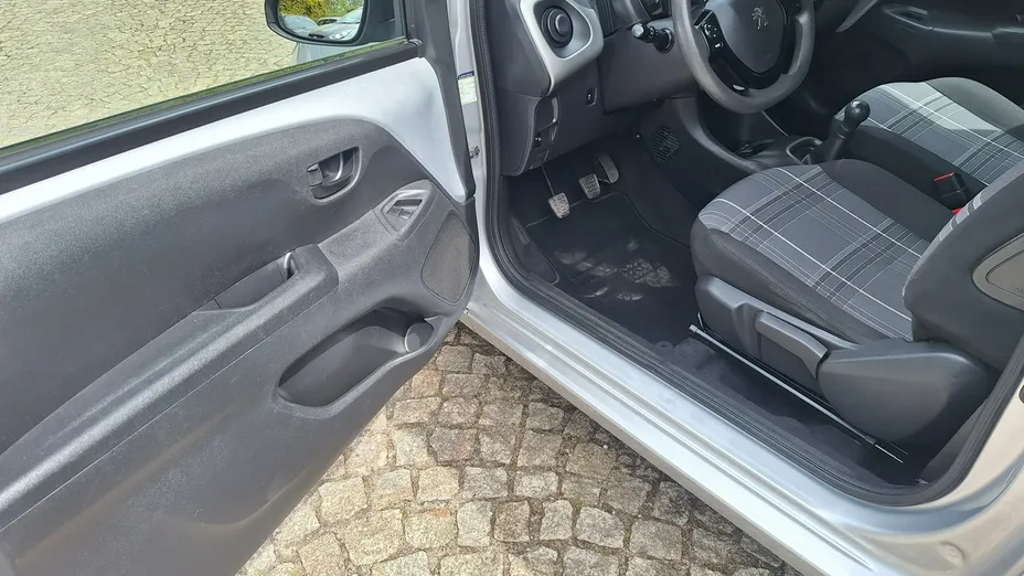 PEUGEOT 108 -