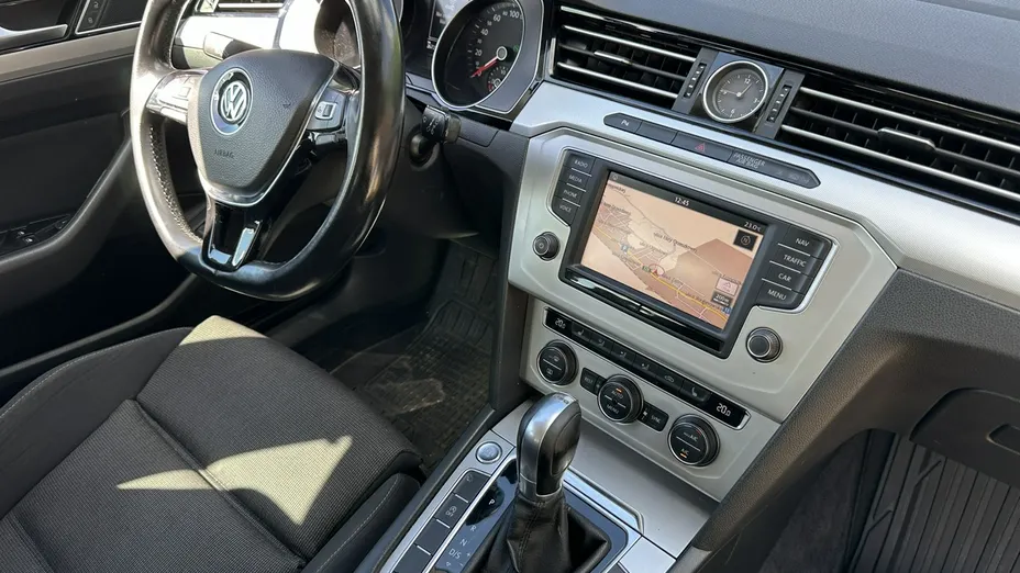 VOLKSWAGEN Passat -