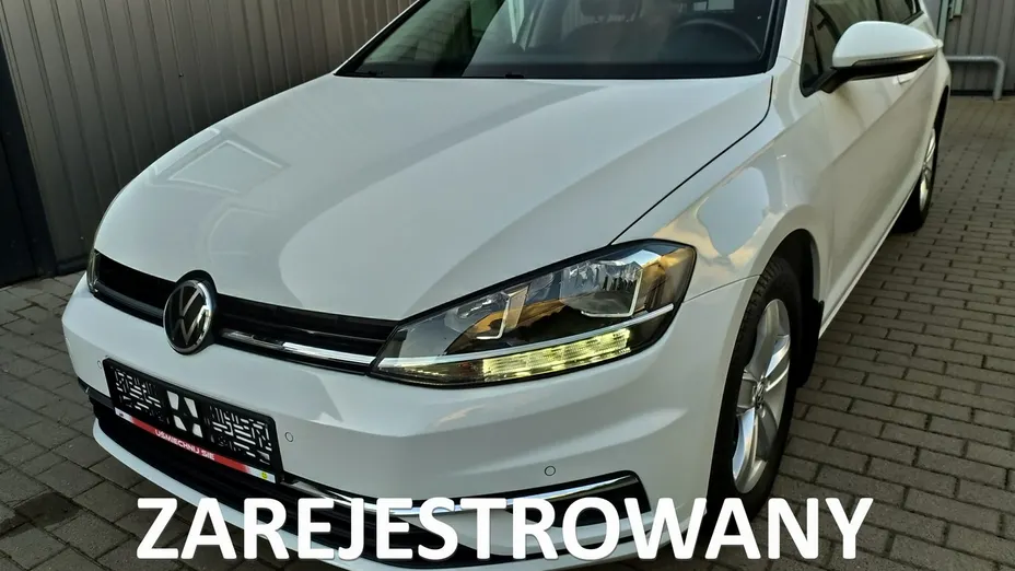 VOLKSWAGEN Golf -