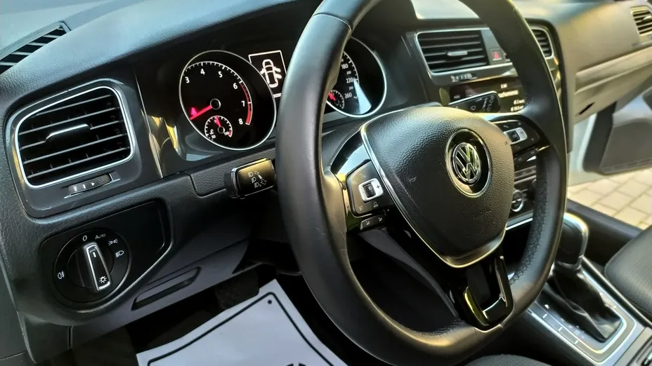 VOLKSWAGEN Golf -