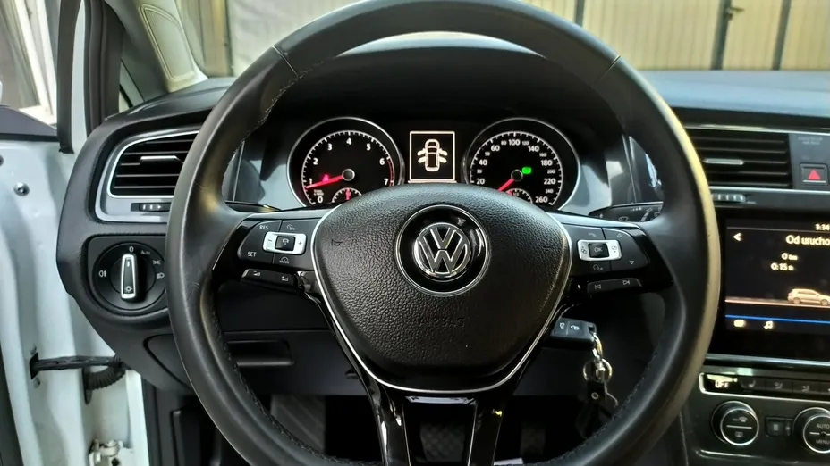 VOLKSWAGEN Golf -