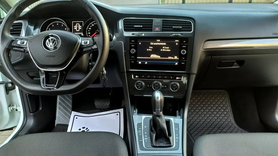 VOLKSWAGEN Golf -