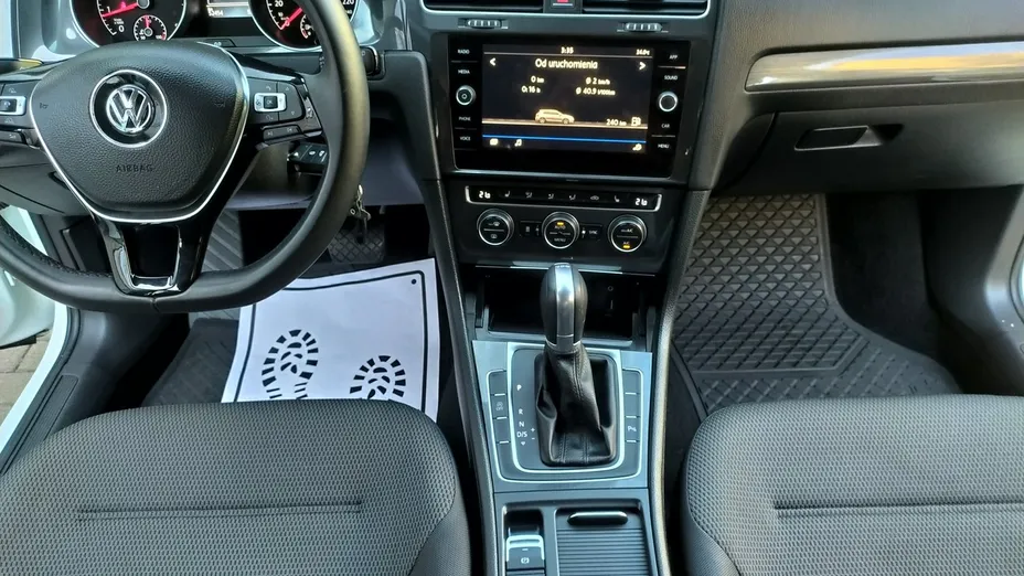 VOLKSWAGEN Golf -