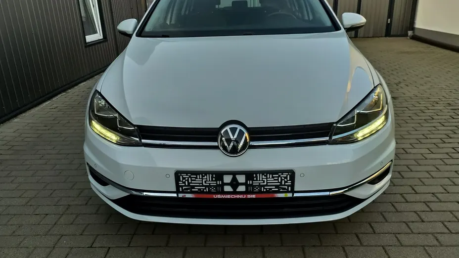 VOLKSWAGEN Golf -