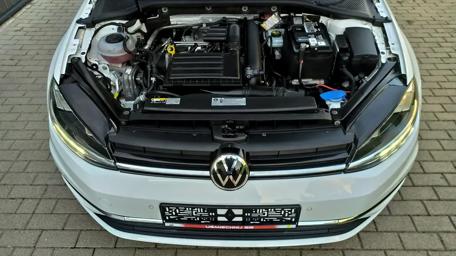 VOLKSWAGEN Golf -