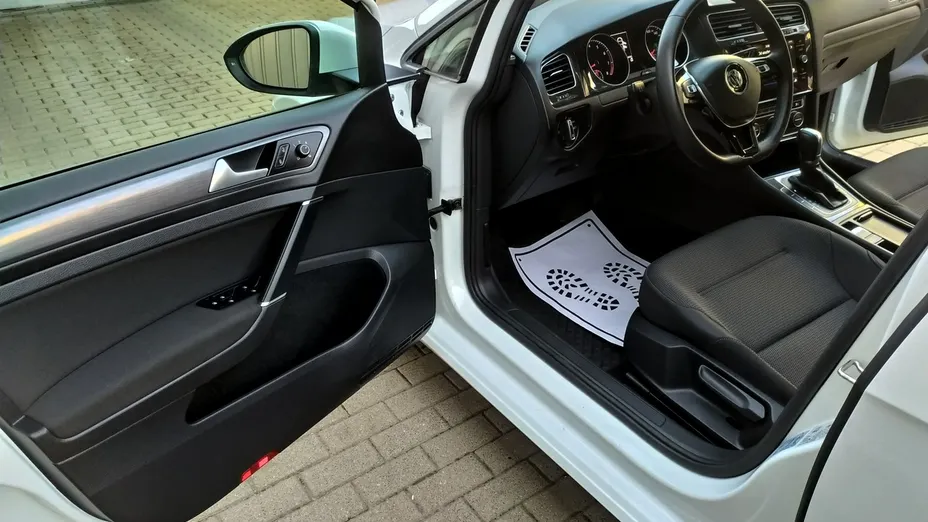 VOLKSWAGEN Golf -