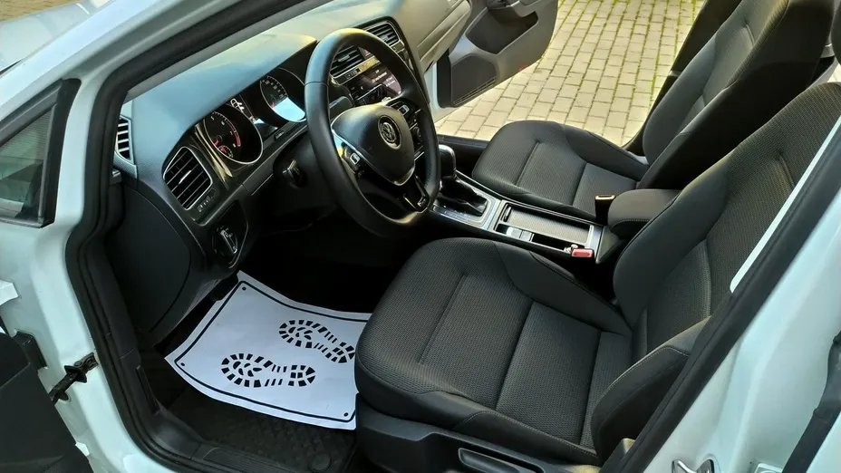 VOLKSWAGEN Golf -