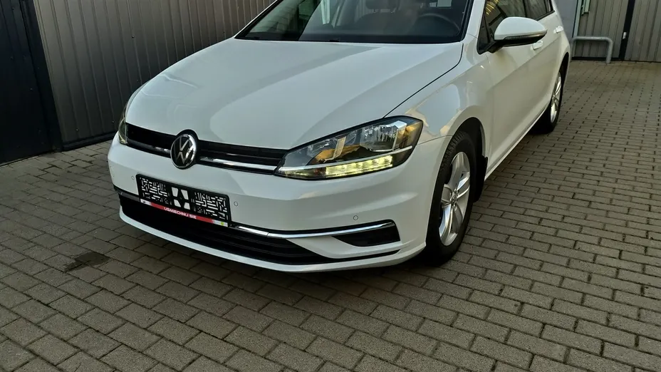 VOLKSWAGEN Golf -