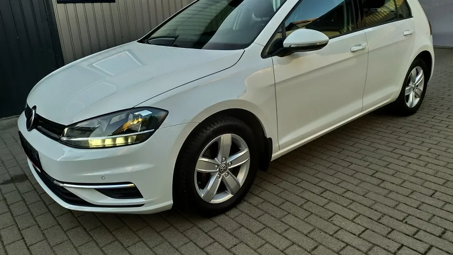 VOLKSWAGEN Golf -