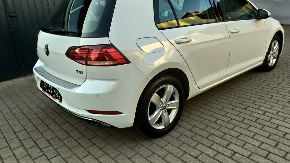 VOLKSWAGEN Golf -