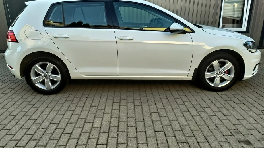 VOLKSWAGEN Golf -