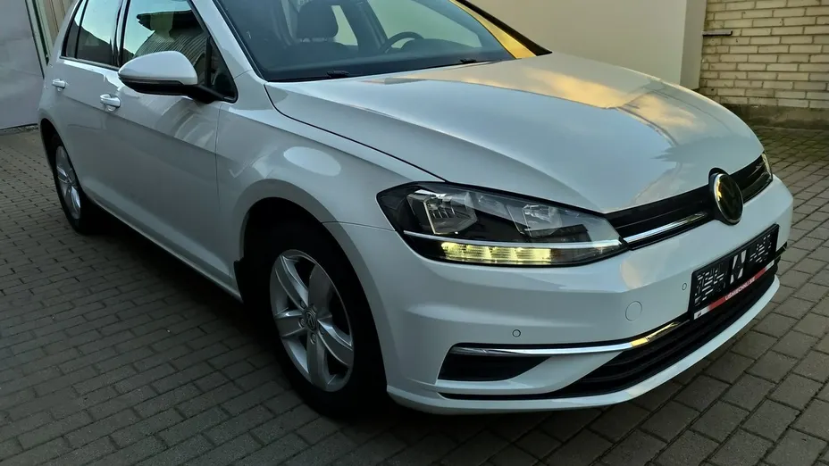 VOLKSWAGEN Golf -