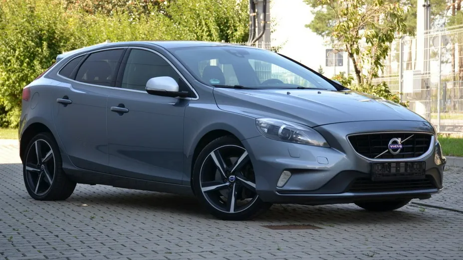 VOLVO V40 -