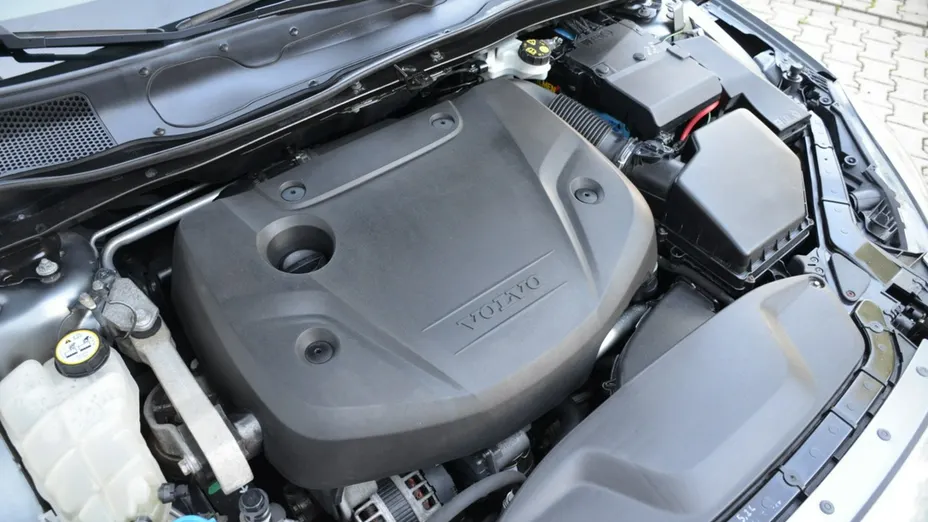 VOLVO V40 -