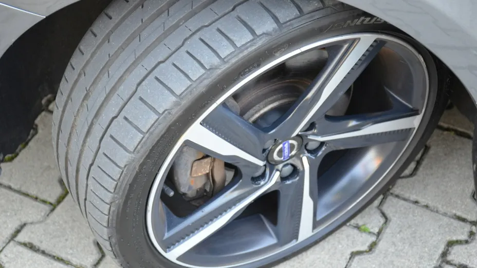 VOLVO V40 -