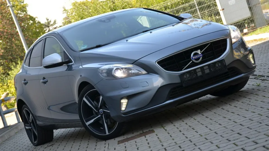 VOLVO V40 -
