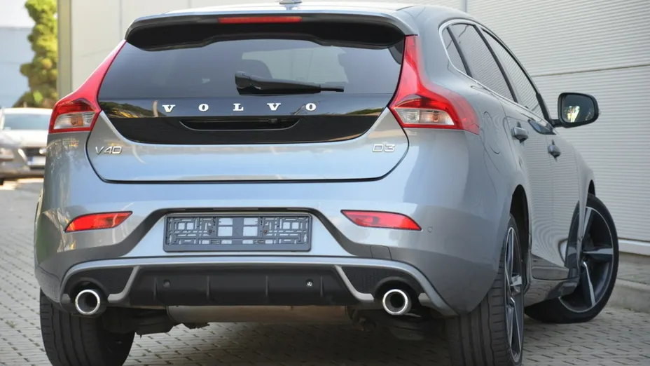 VOLVO V40 -