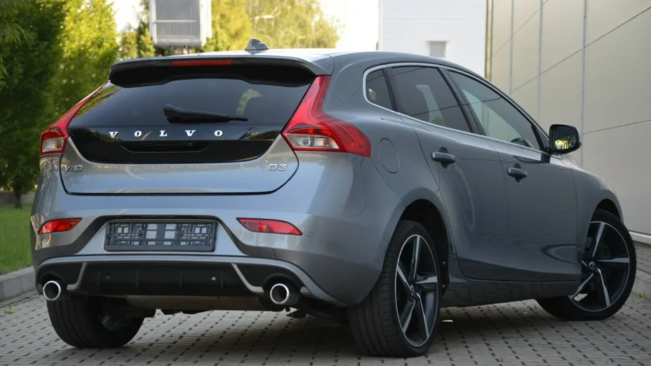 VOLVO V40 -