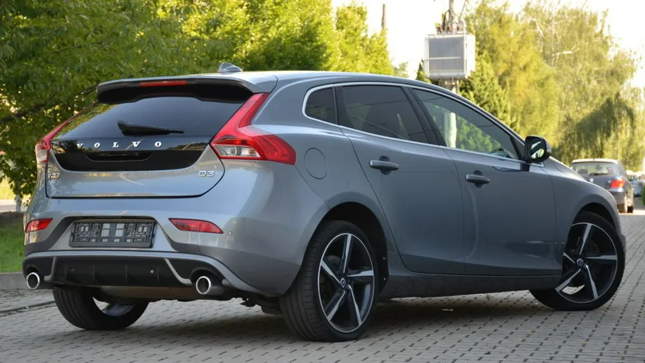 VOLVO V40 -