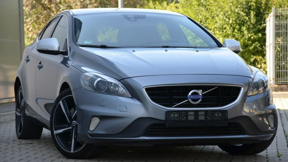 VOLVO V40 -